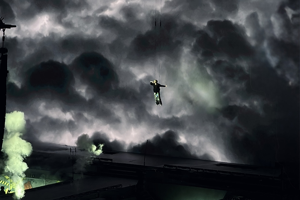 Егор Крид на концерте в «Лужниках» в Москве целовался с танцовщицей и заставил плакать Viki Show