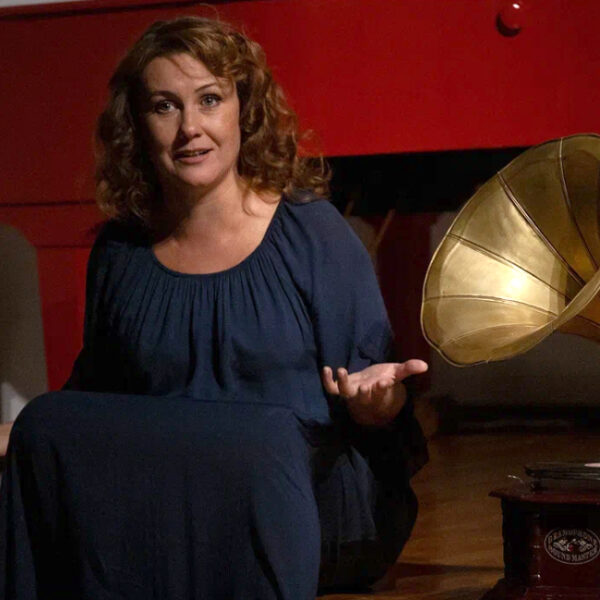 Моноспектакль Екатерины Ишимцевой «Айседора. Есенин. Прощай, черный дрозд!» в театре «Сфера»