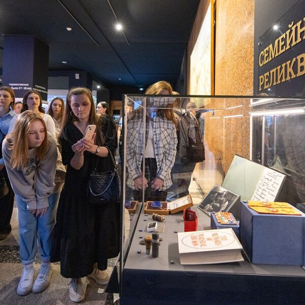 Выставка «Семейные реликвии» ко Всемирному дню писателя