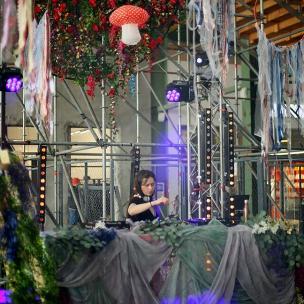 Интеллигентная барахолка в Севкабель порту