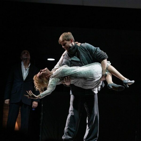 Спектакль «Пассажиры без багажа»