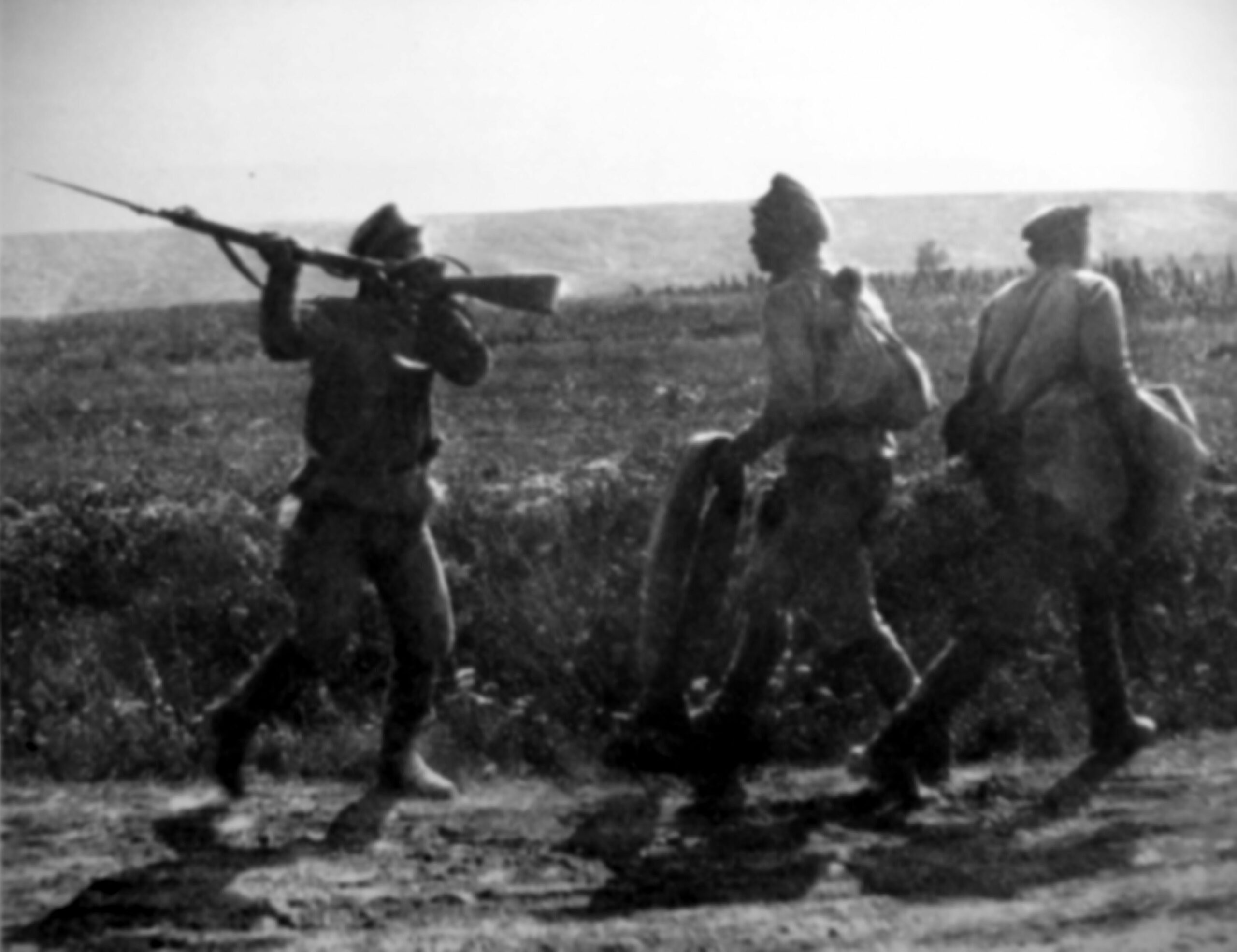 Русский солдат пытается остановить дезертиров. Изображение: wikipedia.org
