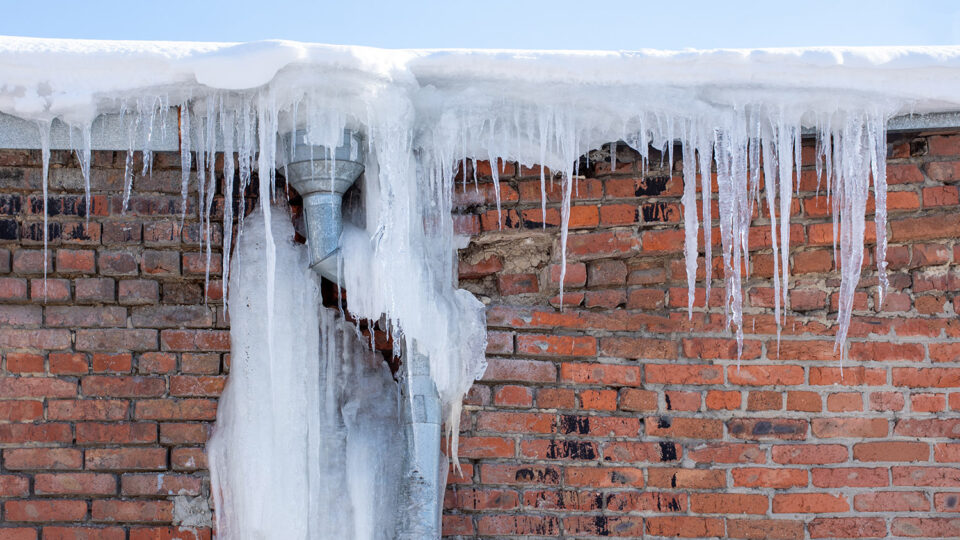 Обледенение опасно для конструкции водостока. Фото: A_Iv / Shutterstock / Fotodom