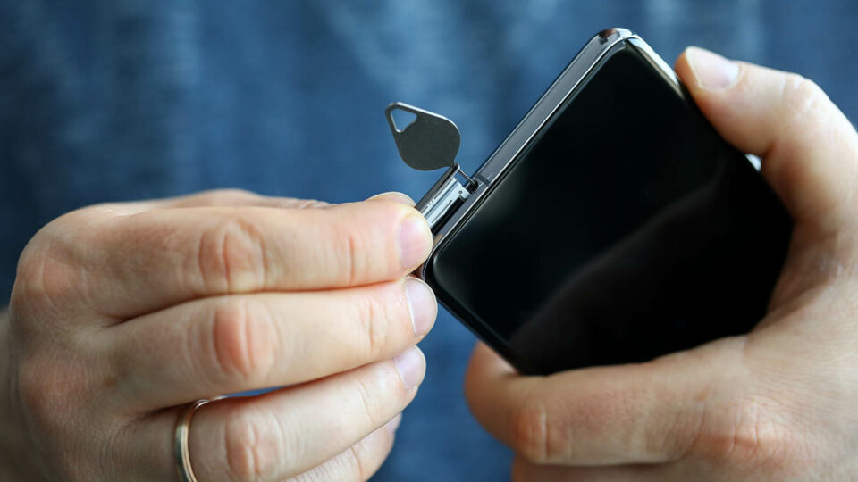 Нужно достать SIM-карту и карту памяти из телефона. Фото: megaflopp / Shutterstock / Fotodom