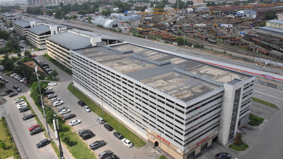 Многоэтажный гаражный комплекс в Москве. Фото: Веленгурин Владимир / KP.RU