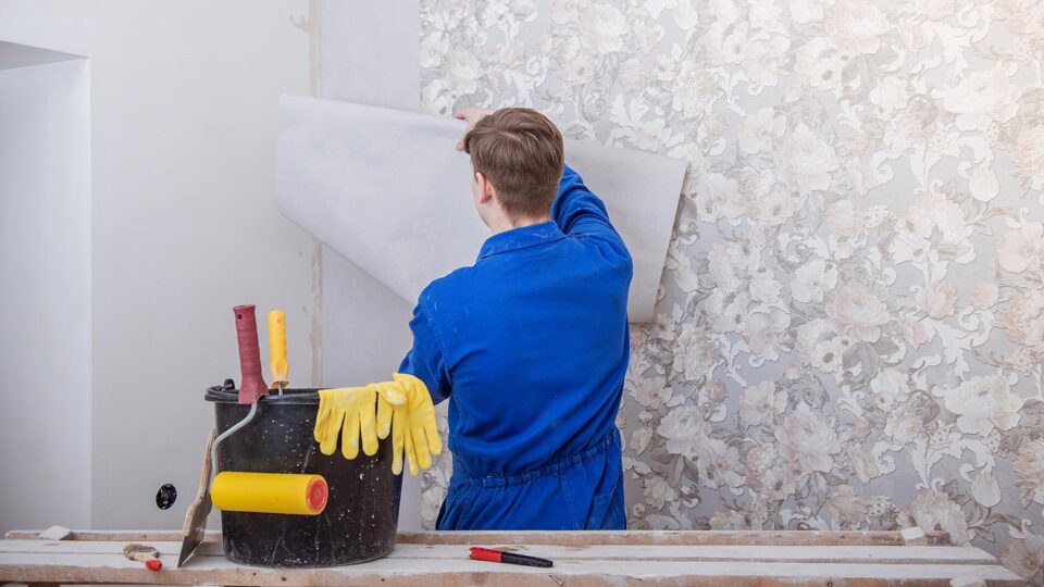 Поклейка обоев - один из этапов чистовой отделки квартиры. Фото: nata-lunata / Shutterstock / Fotodom