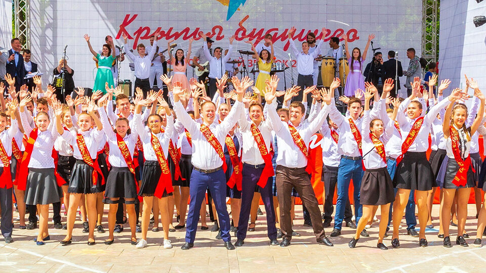 Поздравления выпускникам 9 класса на последний звонок: красивые стихи и проза Поздравления выпускникам 9 класса на последний звонок