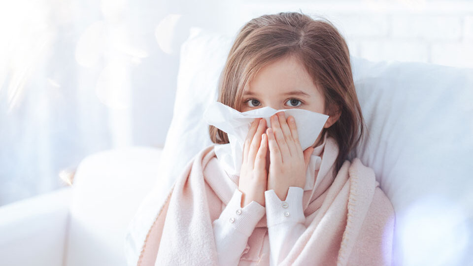 Как научить ребенка сморкаться