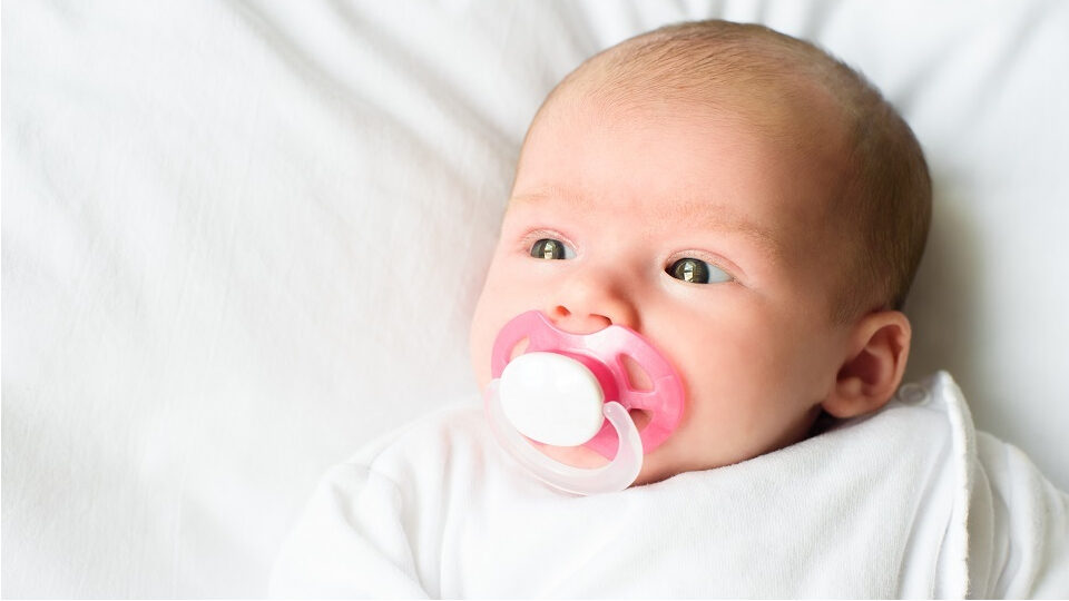 Пома 4112. Правильная пустышка. Малыш с пустышкой. Соска для новорожденных. Сосание пустышки.