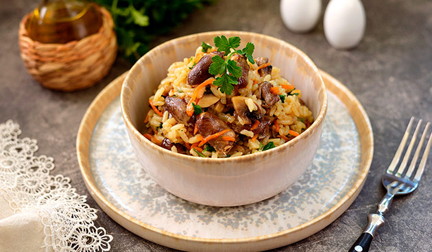 Куриные сердечки с рисом и грибами