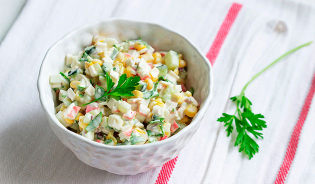 Крабовый салат с огурцом и яйцом