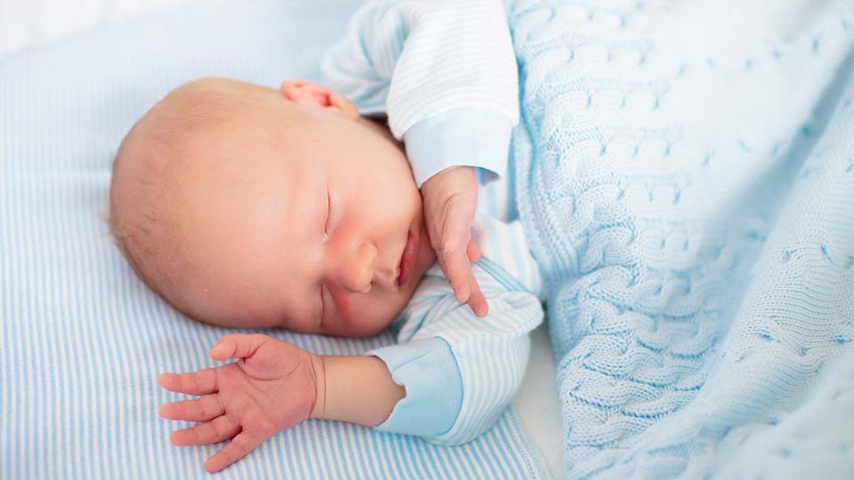 Когда новорожденный начинает видеть и слышать