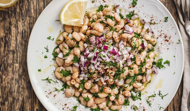 Теплый фасолевый салат с уцхо‑сунели