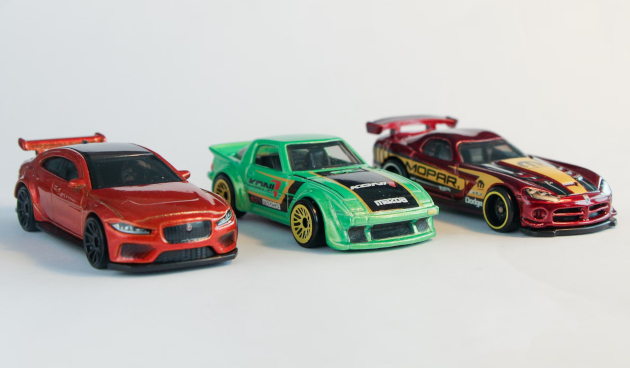 Чем заменить: обычными машинками и самолетиками