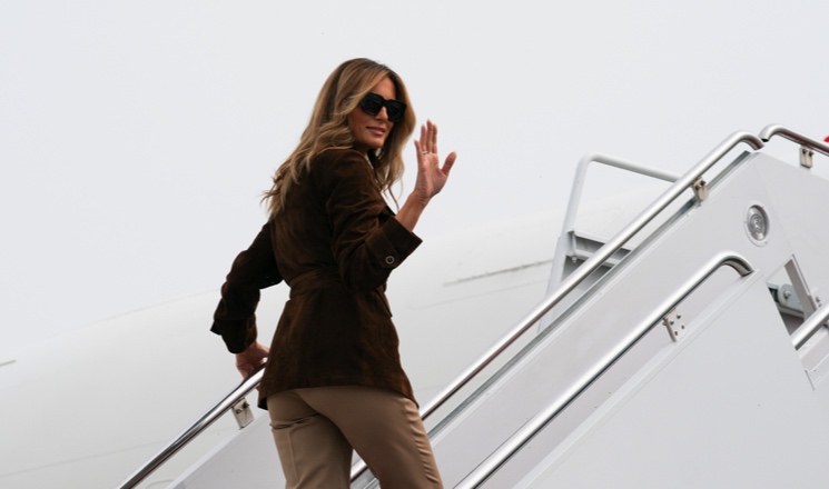 Ненастоящая: Пластический хирург рассказал, почему меняется внешность Мелании Трамп