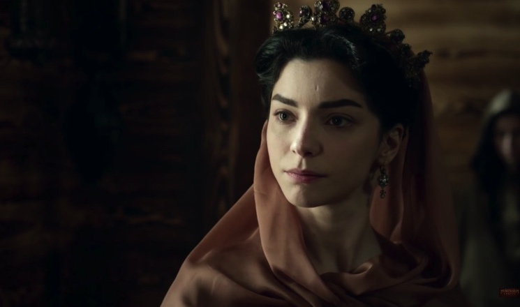 Мерве Болугур — актриса, сыгравшая самую коварную и хитрую султаншу в сериале «Великолепный век»