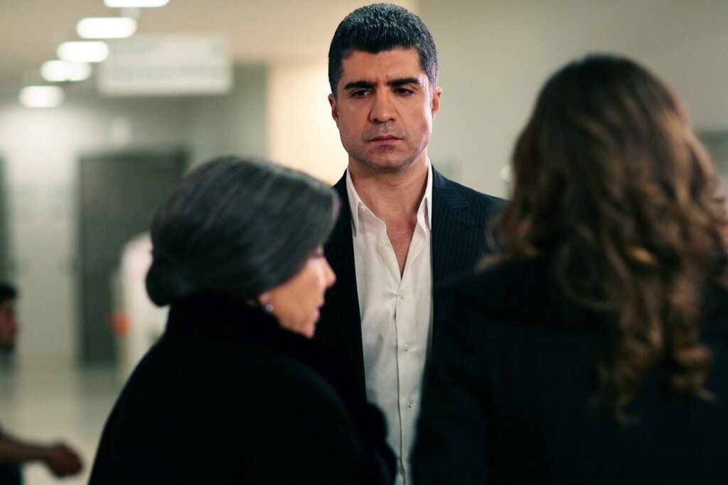 Киймет-ханым убила мужа, но получила помощь Кахрамана и вновь вернулась в дом. Сериал «Любовь против судьбы»