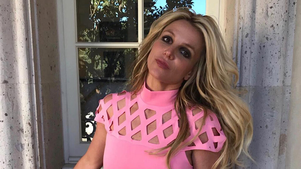 Бритни Спирс показала оголенную грудь на пляже