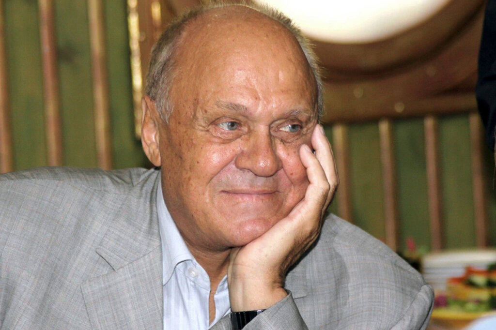 На могиле Владимира Меньшова поставили памятник из черного мрамора с белыми голубями