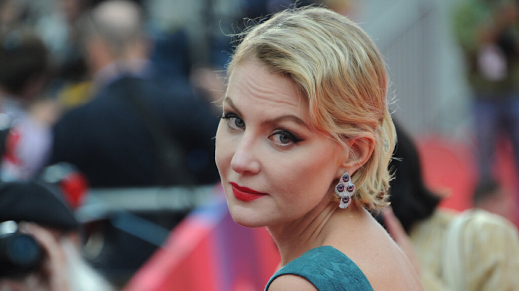 Уехавшая из России 56-летняя Рената Литвинова снялась топлес