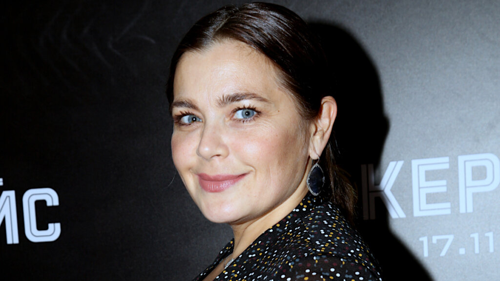 Ирину Пегову застали за жаркими танцами с мужчиной