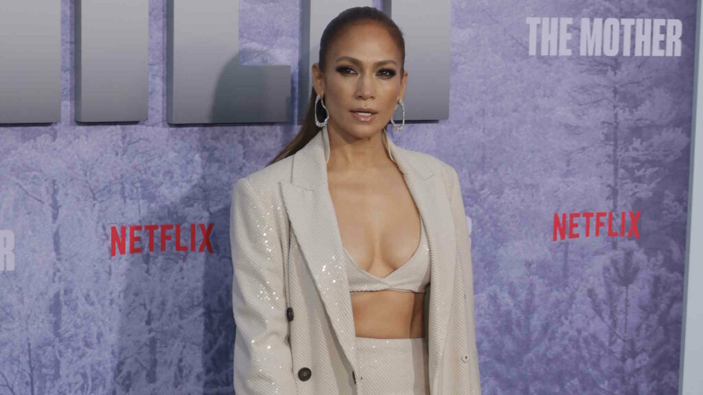 Дженнифер Лопес снялась на обложку в боди модного дома из Саратова