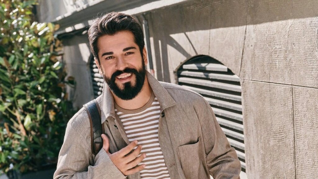 Удивил: Бурак Озчивит спел на русском языке в Москве и получил в подарок матрешку (видео)