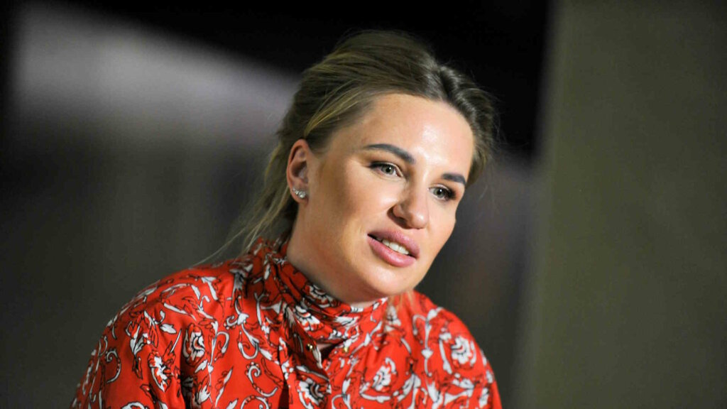 Валерия Гай Германика рассказала, почему мама купила ей школьные аттестаты