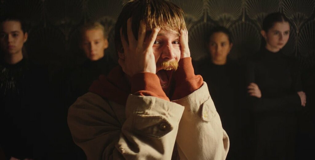 Иван Янковский с топором в трейлере сериала «Преступление и наказание»