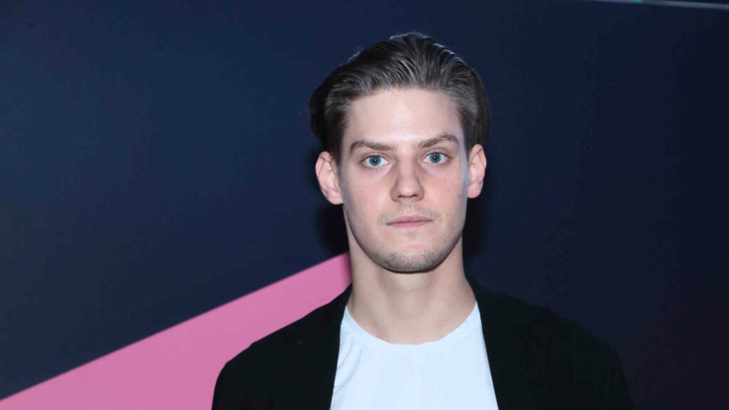 Павел Табаков светится от счастья рядом с невестой