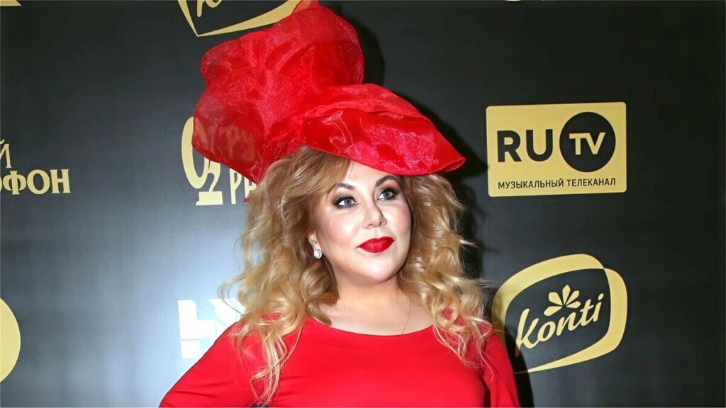 53-летняя Марина Федункив кормит двухмесячного сына грудью