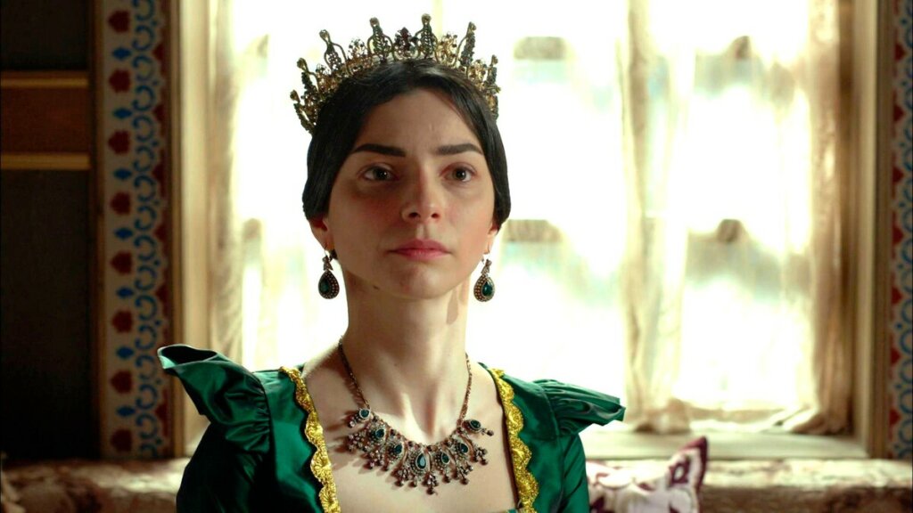 «Бюст напоказ»: Звезда «Великолепного века» опубликовала фото в топе с глубоким вырезом