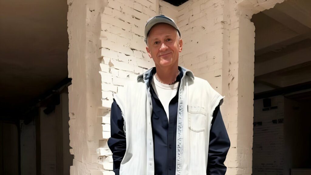 Олег Меньшиков красиво отдыхает с молодой женой в Италии на озере Комо