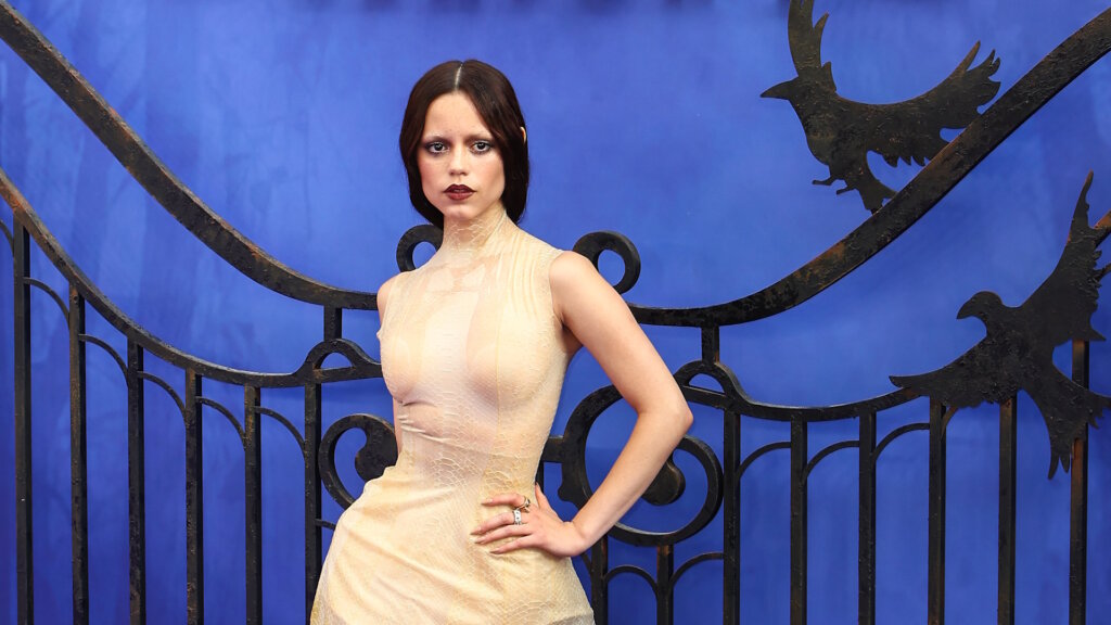 Звезда «Уэнсдэй» Дженна Ортега поразила гостей «Эмми» откровенным нарядом (фото)