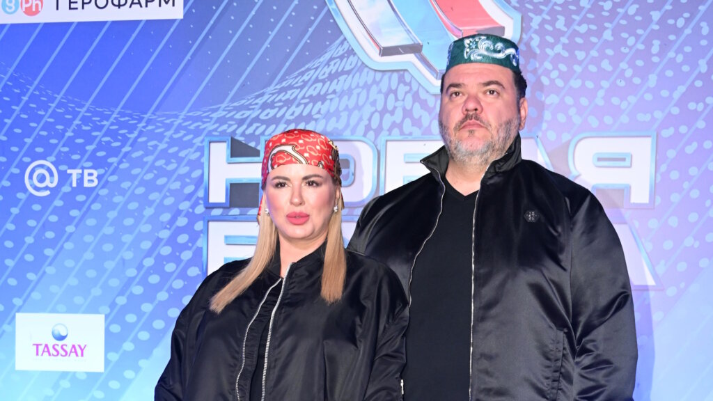 Анна Семенович устроила возлюбленному жаркий и полуголый день рождения