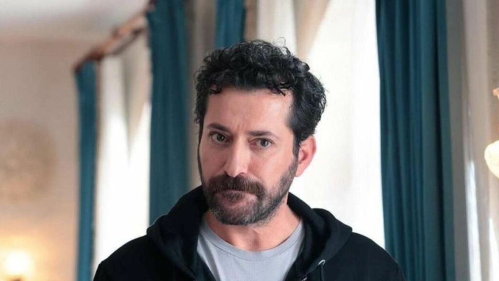 Бурч Кюмбетлиоглу высказался о своем уходе из турецкого сериала «Далекий город»