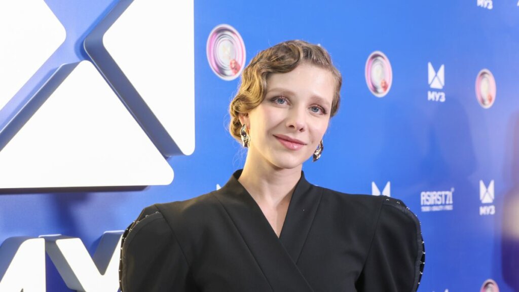Роскошная Лиза Арзамасова показала идеальную фигуру в летнем мини-платье