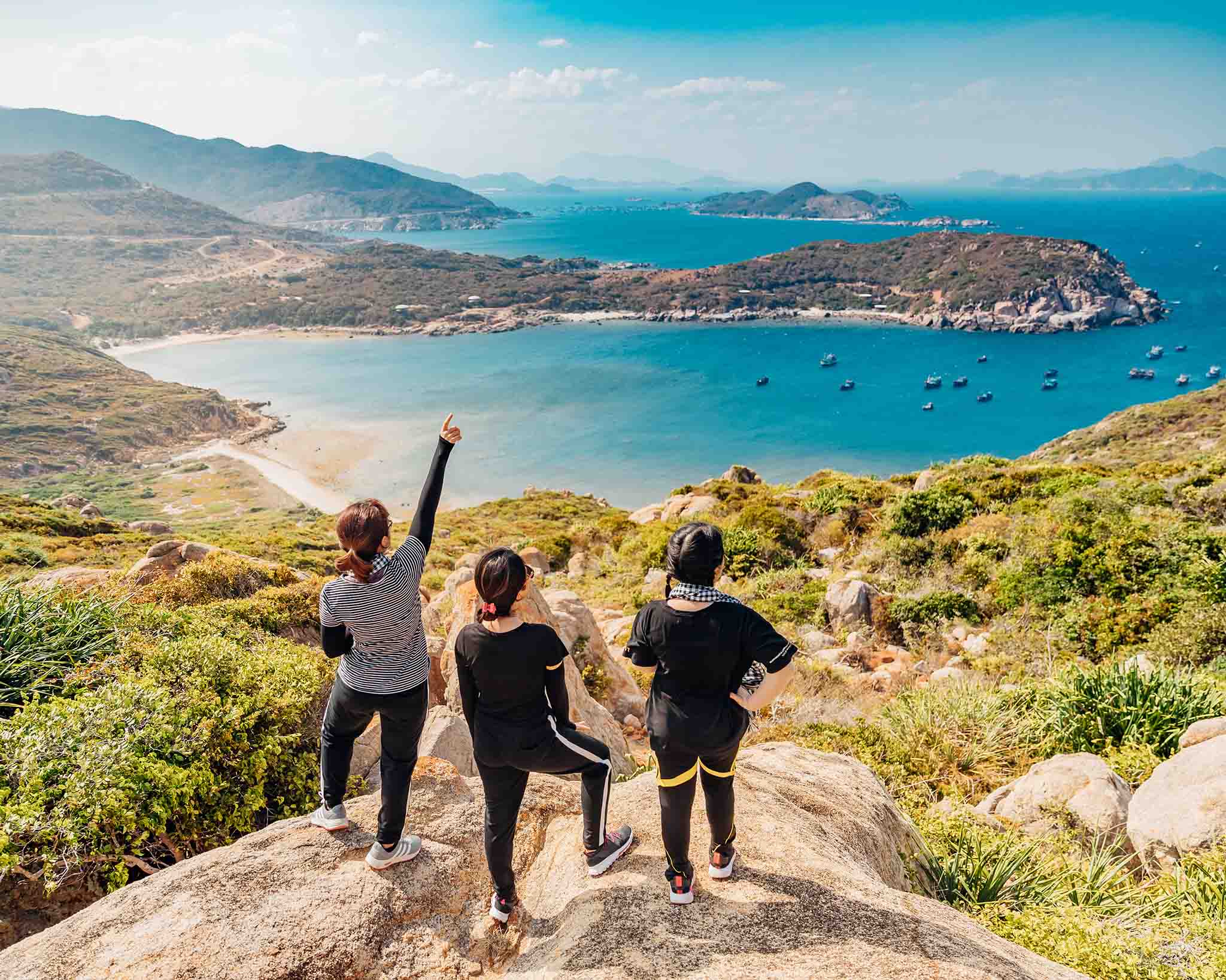 девушки на камне у лагуны