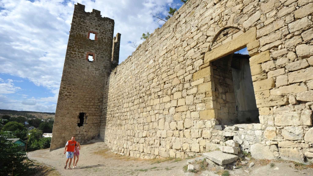 люди у крепости в феодосии