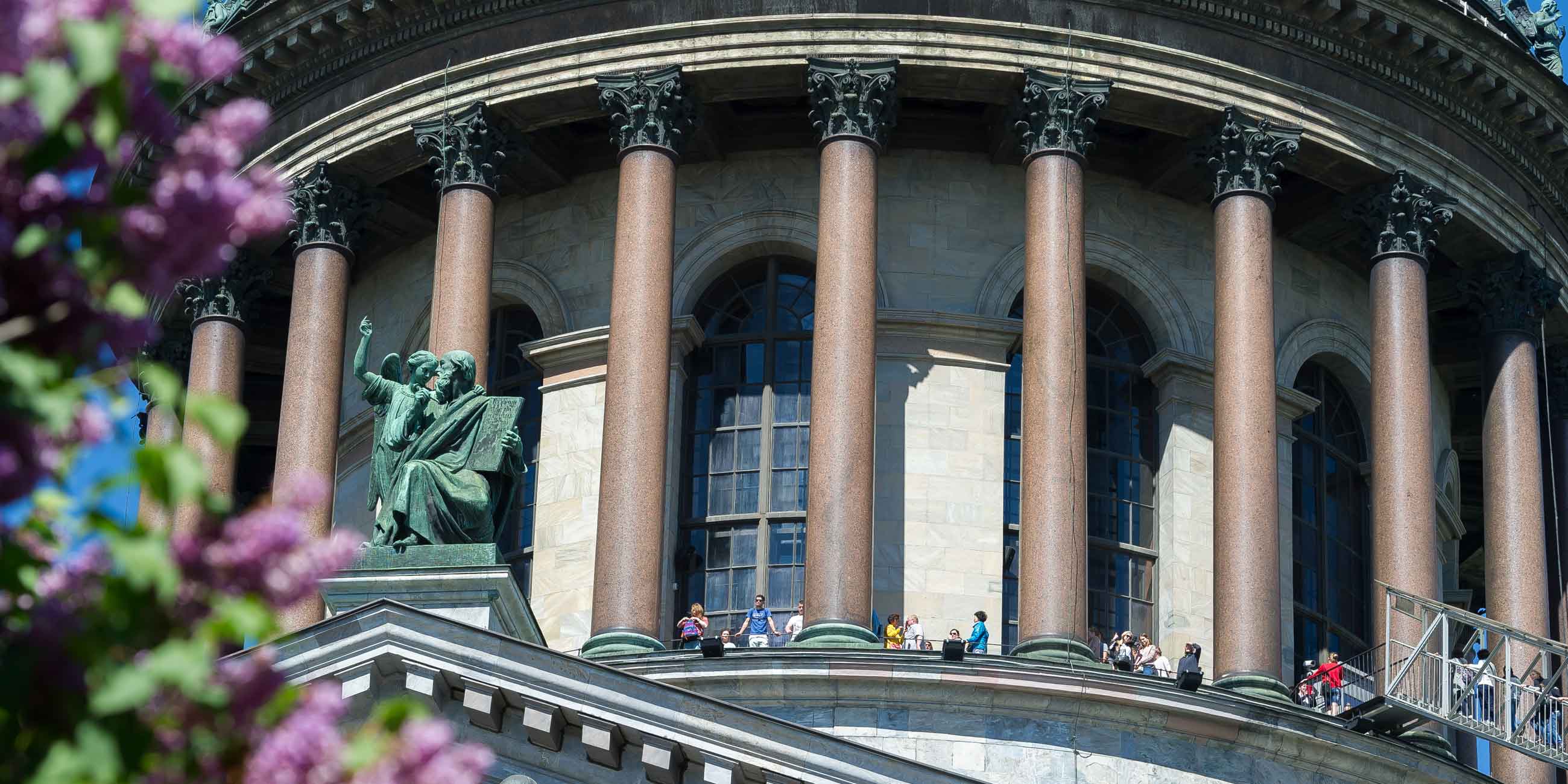 люди на колоннаде исаакиевского собора