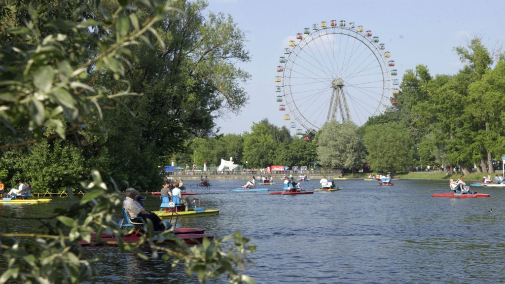 люди на катамаранах в парке