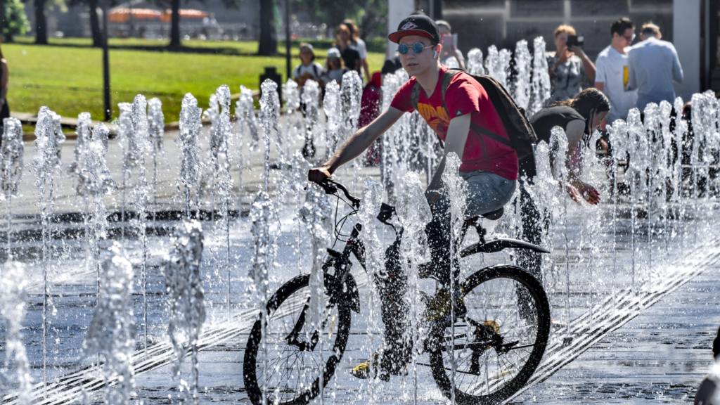 юноша на велосипеде