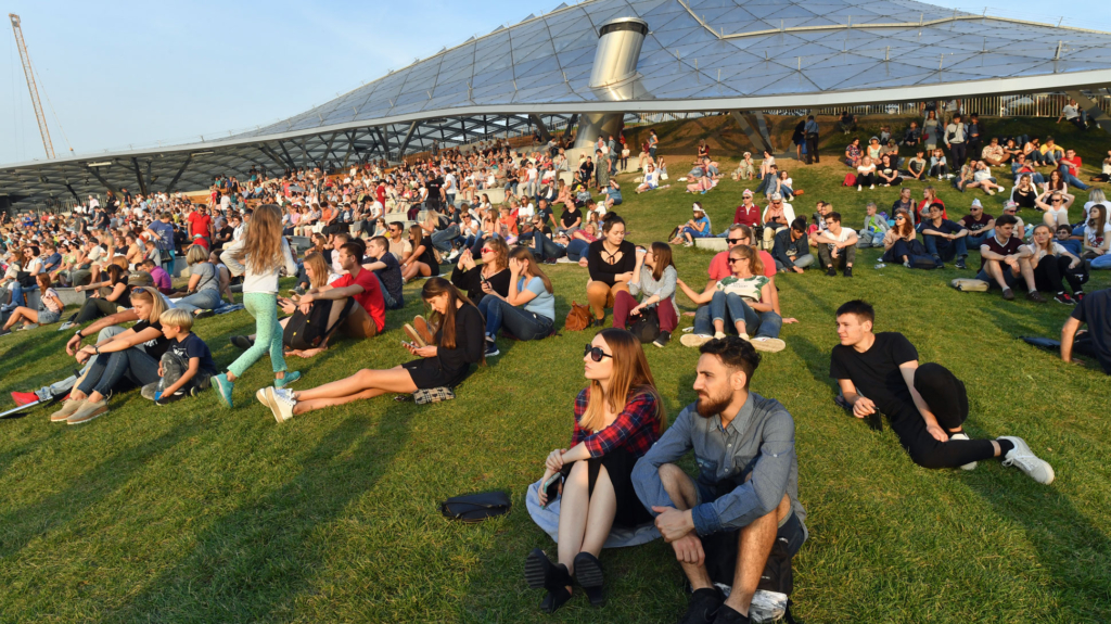 люди сидят на газоне в парке