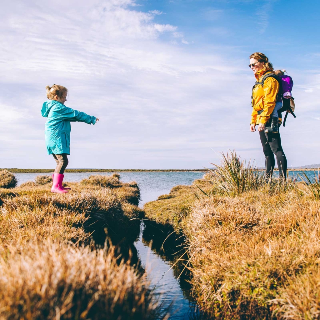 мать и ребенок во время похода