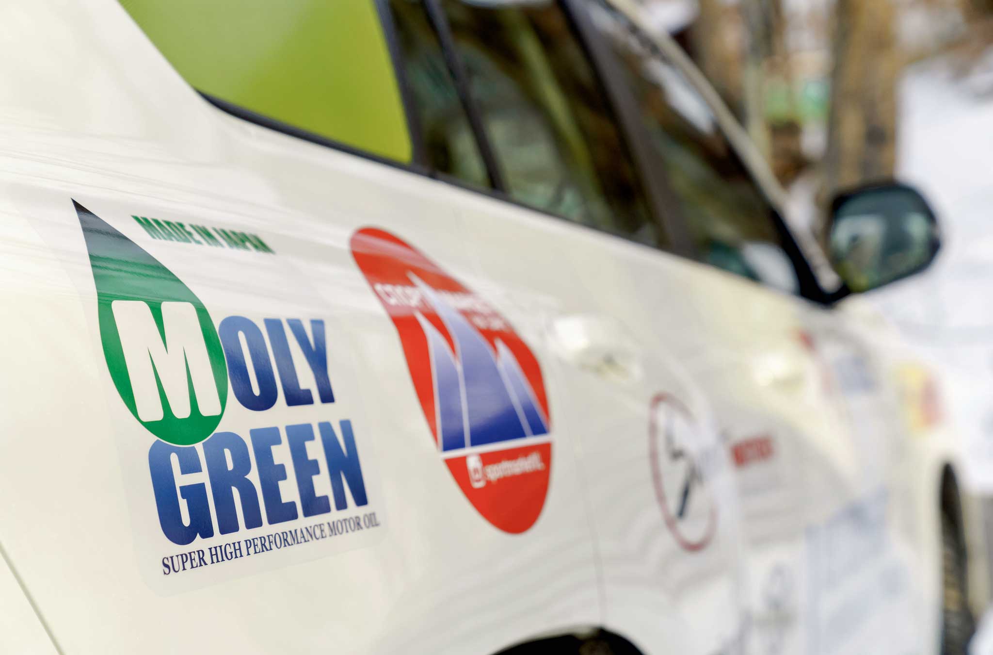 MOLYGREEN - настоящее японское синтетическое масло с новейшей формулой присадок для бензиновых, гибридных и дизельных двигателей.