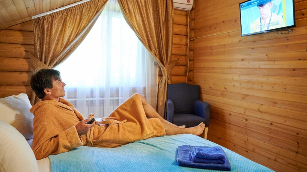 мужчина в номере отеля