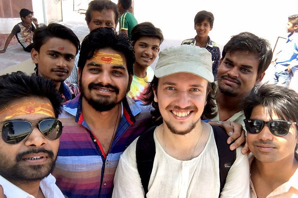 Цвет индуса. Типичный житель индии. Замкнутая группа индусов 5 букв. Как называются в индии замкнутые группы. Замкнутая группа индусов 5 букв.