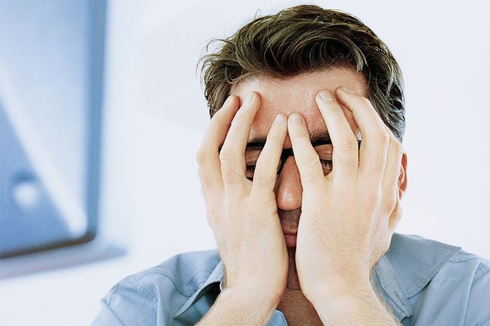 уставший дизайнер. мужчина в стрессе. нейроэнергетическая кинезиология. стресс картинки. стресс картинки.