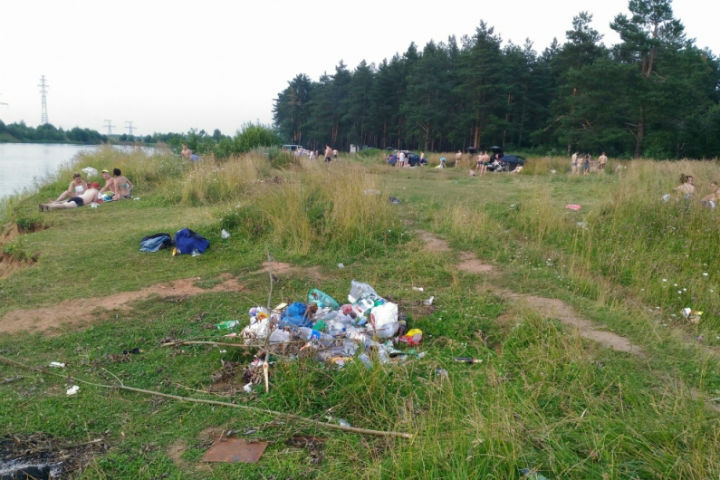 На платном пляже под Ярославлем отсутствовали туалеты и мусорки.