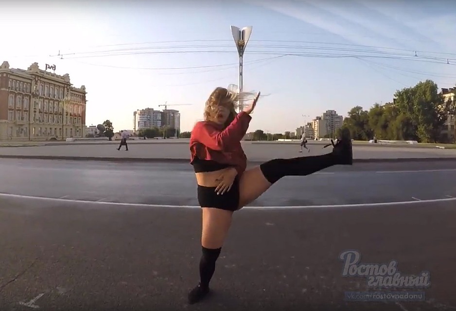 video-tantsi-devushek-obnazhennih-vozle-mashin